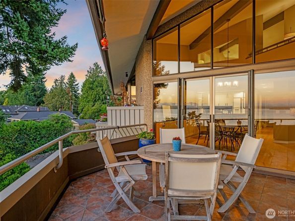 7019 47th Avenue SW 18, Seattle WA 98136