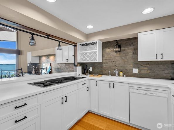 7019 47th Avenue SW 18, Seattle WA 98136