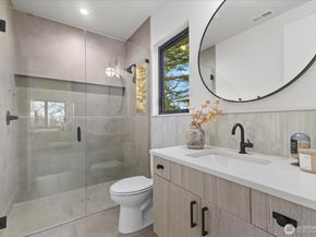 1020 107th Avenue SE, Bellevue WA 98004