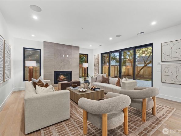 1020 107th Avenue SE, Bellevue WA 98004