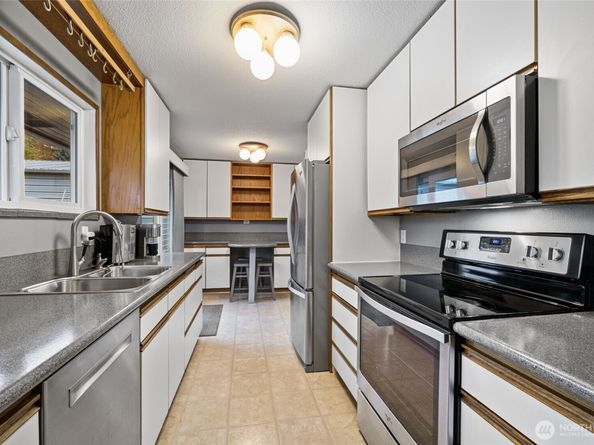 15916 Larch Way, Lynnwood WA 98087