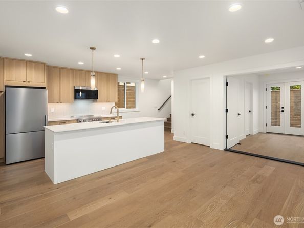 104 NE 44th Street, Seattle WA 98105