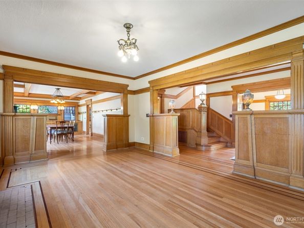 1220 10th Avenue E, Seattle WA 98102