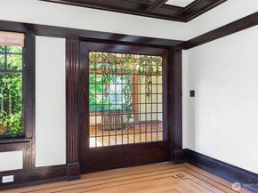 1220 10th Avenue E, Seattle WA 98102