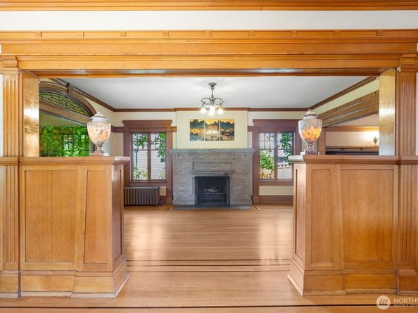 1220 10th Avenue E, Seattle WA 98102