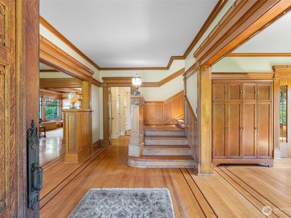 1220 10th Avenue E, Seattle WA 98102