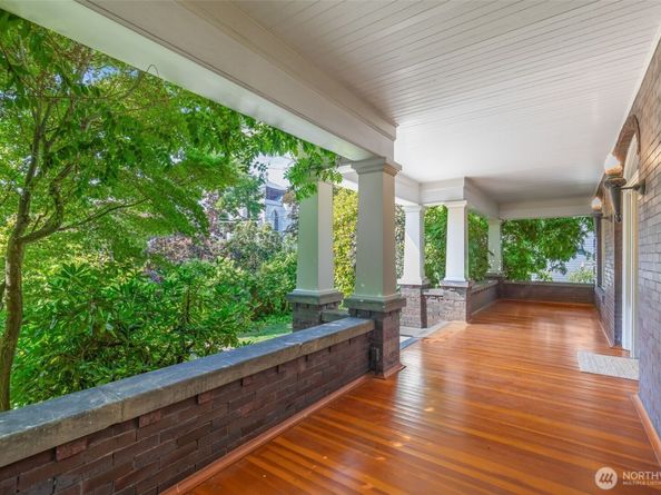 1220 10th Avenue E, Seattle WA 98102