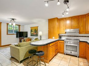 1220 10th Avenue E, Seattle WA 98102