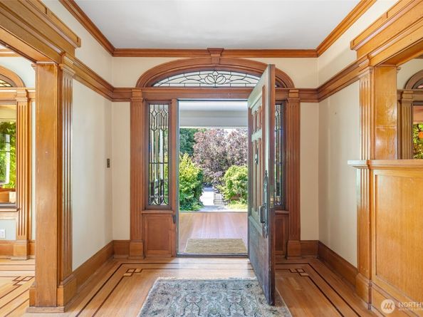 1220 10th Avenue E, Seattle WA 98102