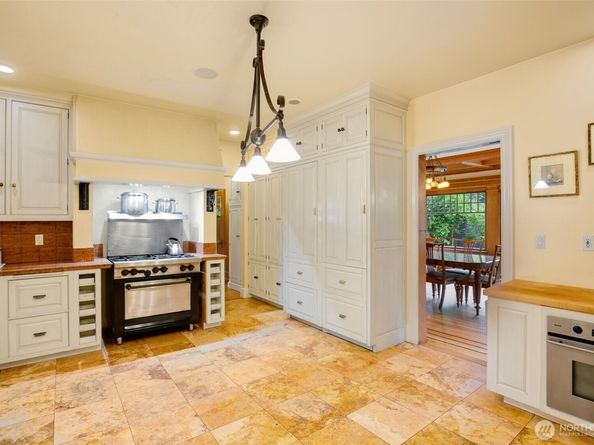 1220 10th Avenue E, Seattle WA 98102