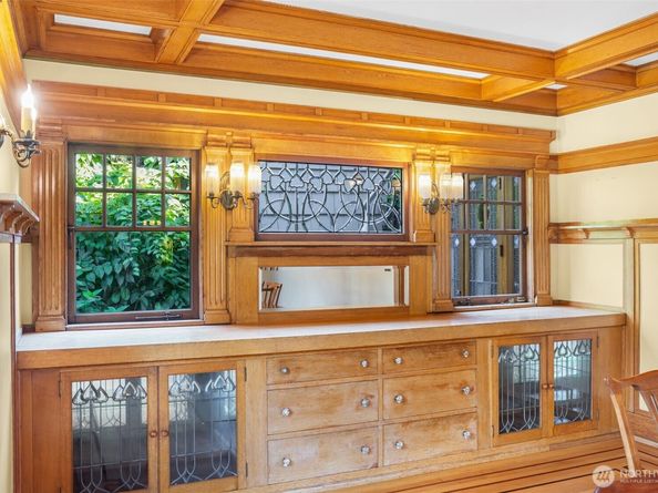 1220 10th Avenue E, Seattle WA 98102