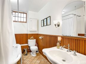 1220 10th Avenue E, Seattle WA 98102