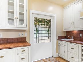 1220 10th Avenue E, Seattle WA 98102