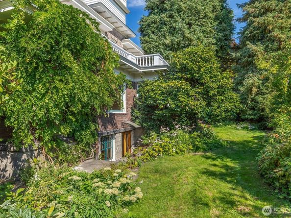 1220 10th Avenue E, Seattle WA 98102