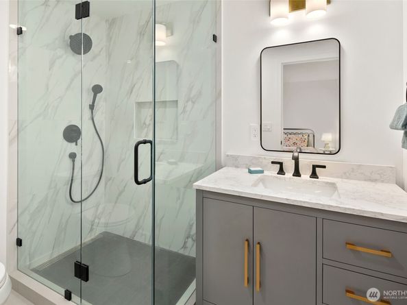 16040 36th Avenue NE, Lake Forest Park WA 98155