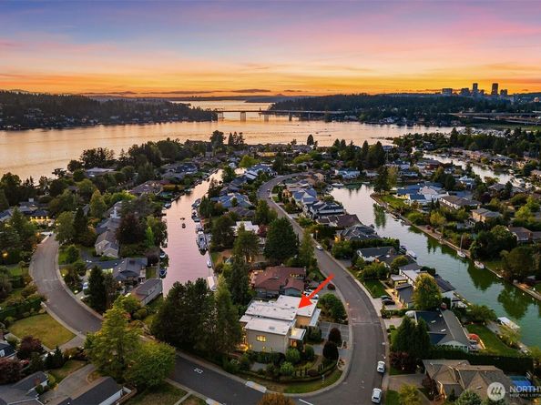 2 Crescent Key SE, Bellevue WA 98006