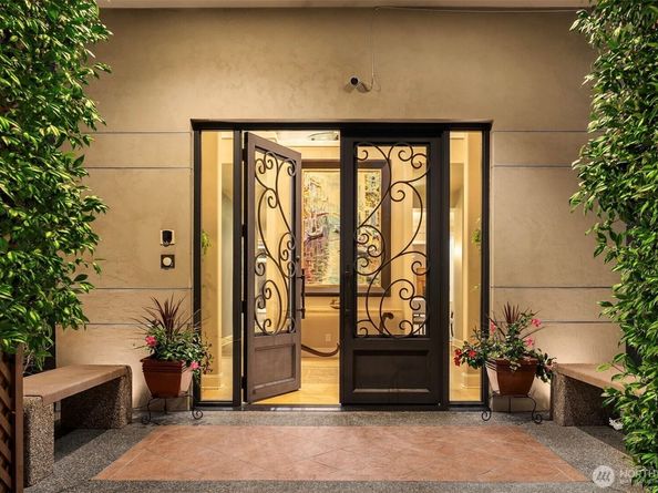 2 Crescent Key SE, Bellevue WA 98006