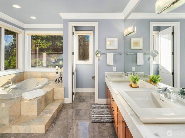 2 Crescent Key SE, Bellevue WA 98006