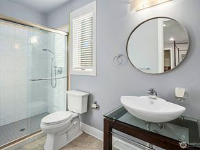 2 Crescent Key SE, Bellevue WA 98006