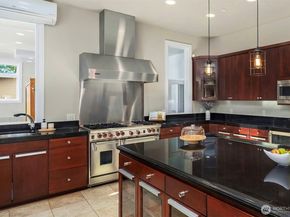 2 Crescent Key SE, Bellevue WA 98006