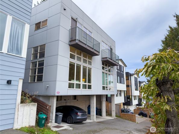 3404 23rd A, Seattle WA 98199