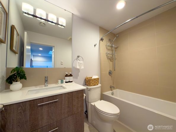 3404 23rd A, Seattle WA 98199