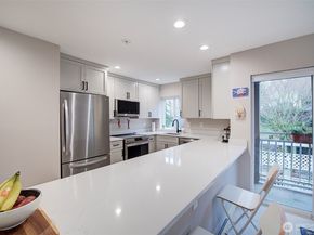 215 20th Avenue E 307, Seattle WA 98112