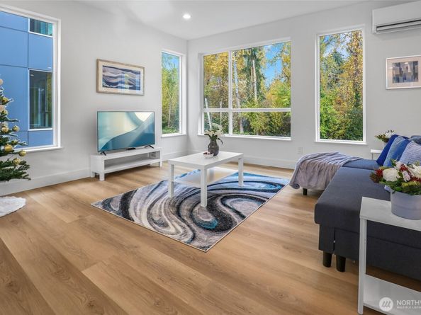 10626 E Riverside Dr, Bothell WA 98011