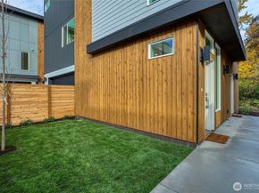 10626 E Riverside Dr, Bothell WA 98011