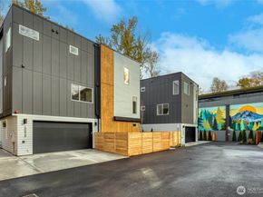 10626 E Riverside Dr, Bothell WA 98011