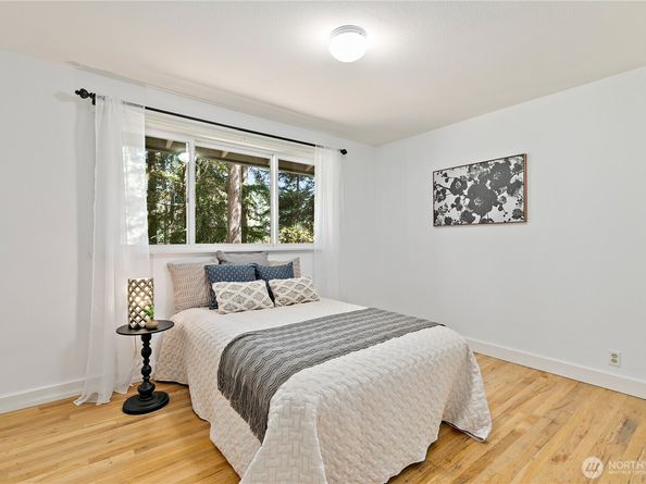 15916 SE 42nd Place, Bellevue WA 98006