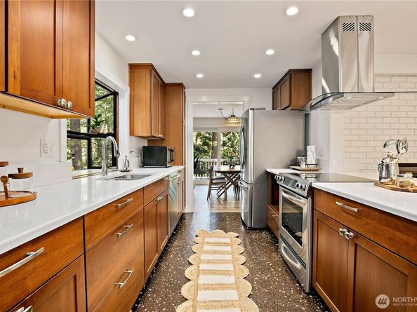 15916 SE 42nd Place, Bellevue WA 98006