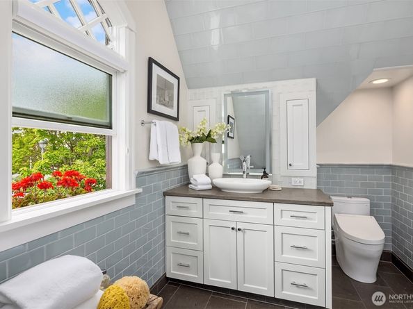 2563 W Viewmont Way W, Seattle WA 98199