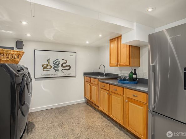 2563 W Viewmont Way W, Seattle WA 98199
