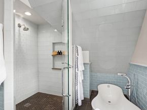 2563 W Viewmont Way W, Seattle WA 98199