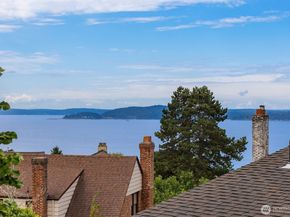 2563 W Viewmont Way W, Seattle WA 98199
