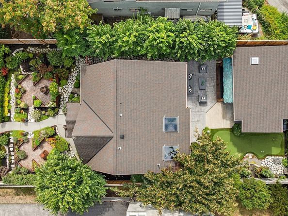 2563 W Viewmont Way W, Seattle WA 98199