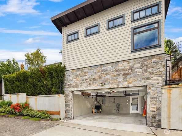 2563 W Viewmont Way W, Seattle WA 98199