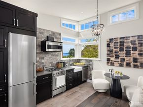 2563 W Viewmont Way W, Seattle WA 98199