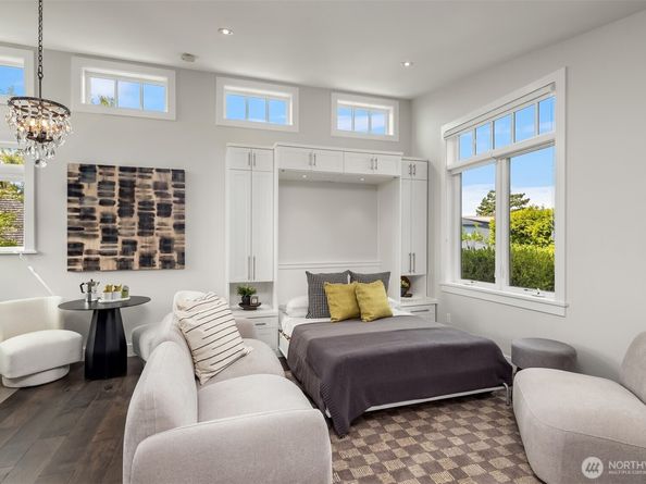 2563 W Viewmont Way W, Seattle WA 98199