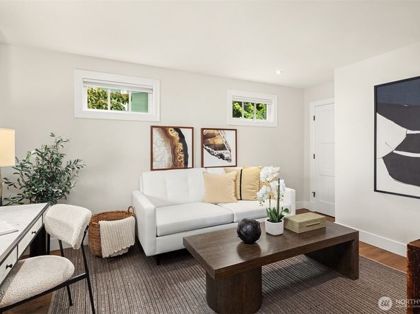 2563 W Viewmont Way W, Seattle WA 98199