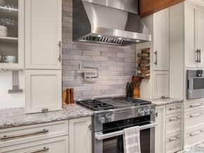 2563 W Viewmont Way W, Seattle WA 98199