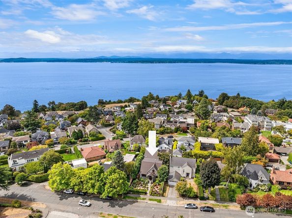 2563 W Viewmont Way W, Seattle WA 98199
