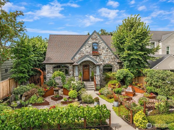 2563 W Viewmont Way W, Seattle WA 98199