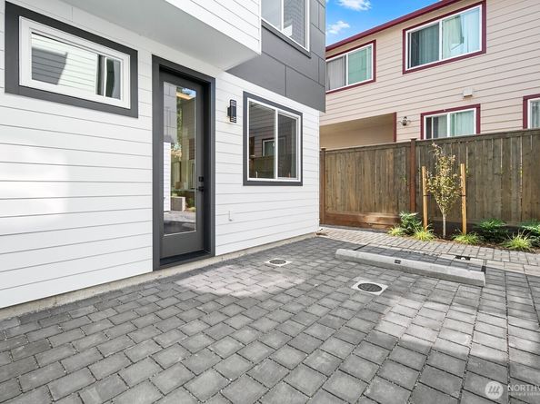 1748 B NW 62nd Street, Seattle WA 98107