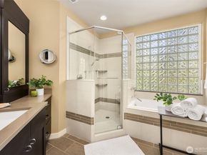 615 6th Street 201, Kirkland WA 98033