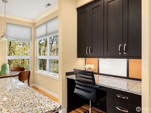 615 6th Street 201, Kirkland WA 98033
