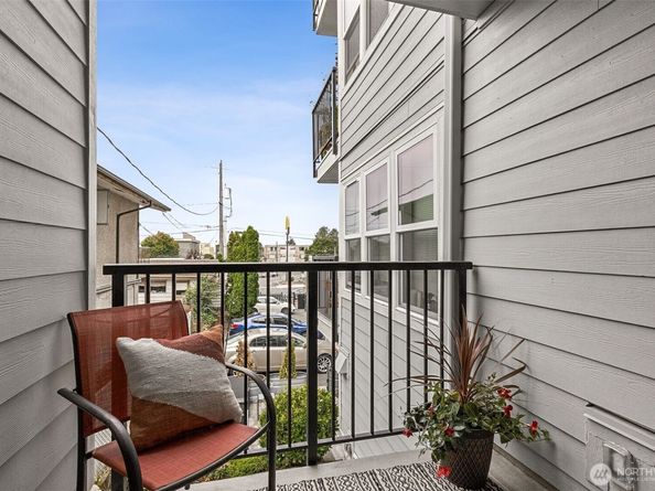 6547 42nd Avenue SW 205, Seattle WA 98136