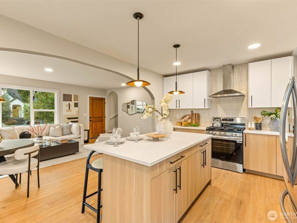 7702 10th Avenue NW, Seattle WA 98117