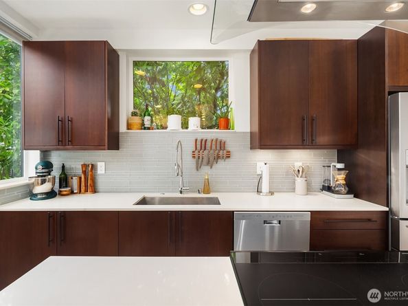 3805 Fremont Lane N, Seattle WA 98103